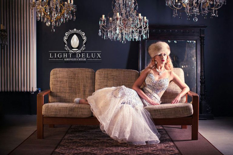 Fotoshooting im Showroom von Light Delux zwischen antiken Kronleuchtern