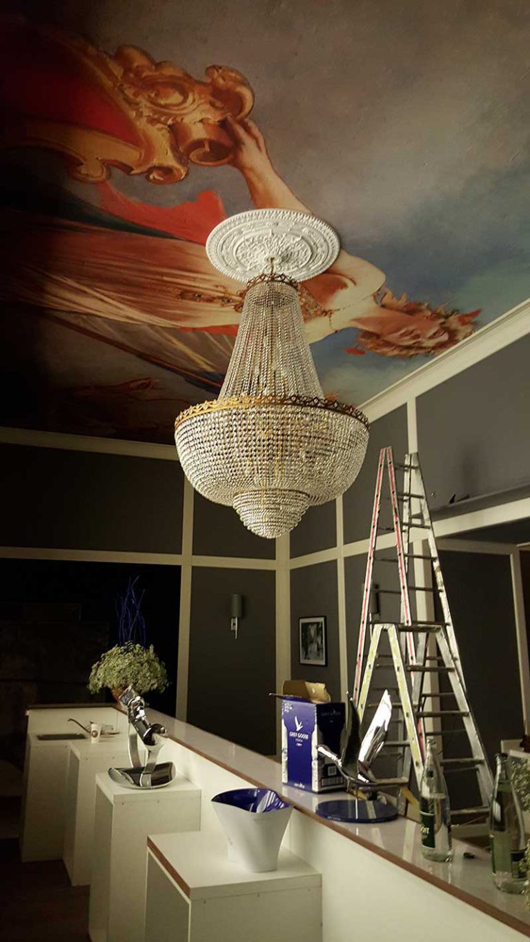 Referenz von Light Delux: montierter Kronleuchter, Kundenprojekt 2