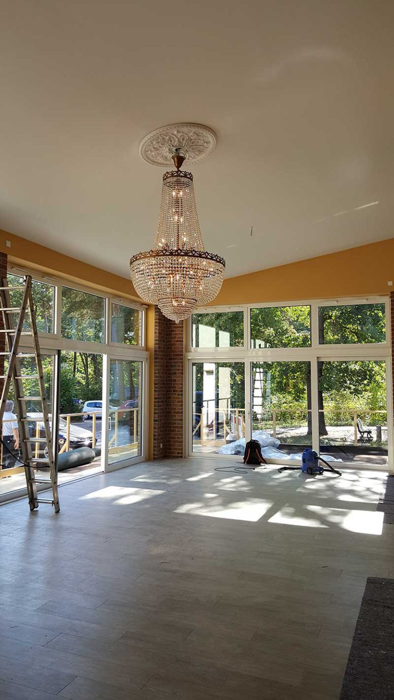Referenz von Light Delux: montierter Kronleuchter, Kundenprojekt 6