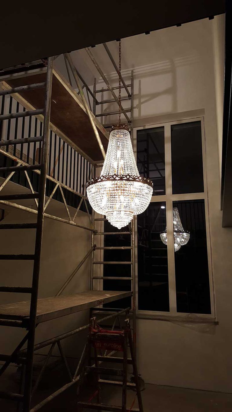 Referenz von Light Delux: montierter Kronleuchter, Kundenprojekt 7
