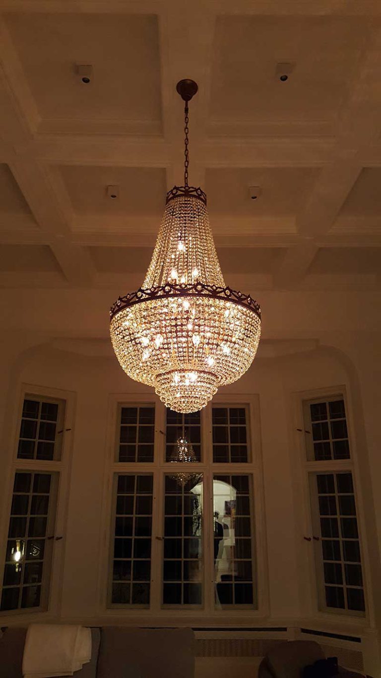 Referenz von Light Delux: montierter Kronleuchter, Kundenprojekt 9