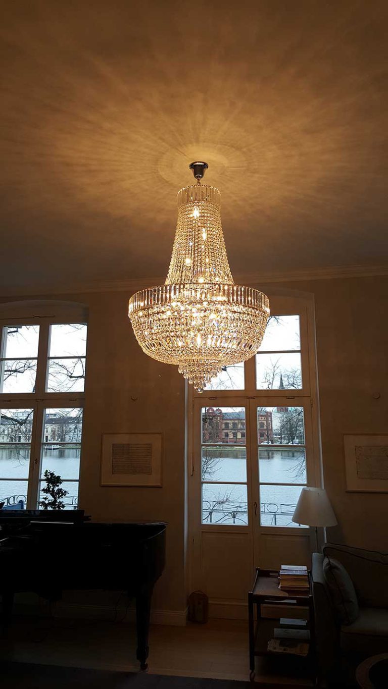Referenz von Light Delux: montierter Kronleuchter, Kundenprojekt 10