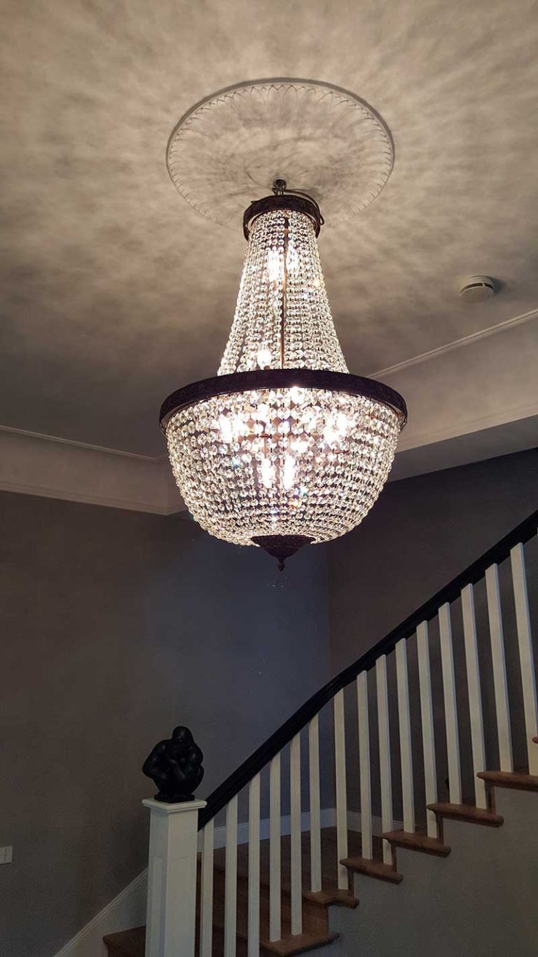 Referenz von Light Delux: montierter Kronleuchter, Kundenprojekt 12