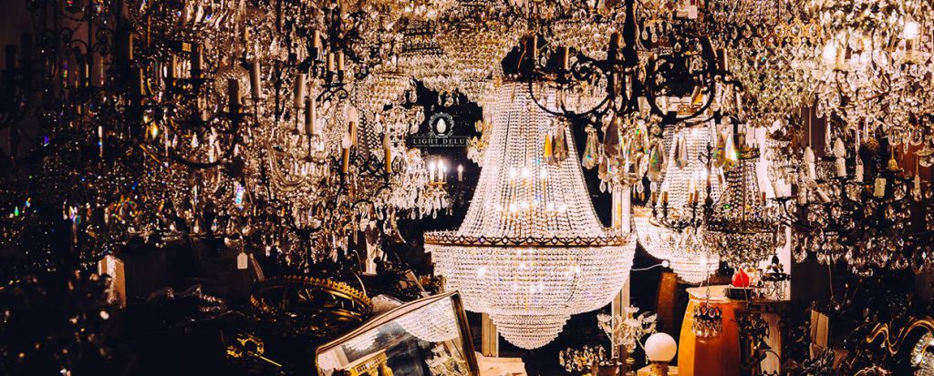 Light Delux Geschäft mit Kronleuchtern