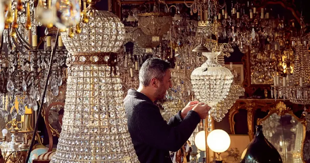 Erkan Tahta restauriert einen Kristallkronleuchter in der Werkstatt von Light Delux