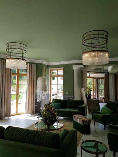 Käfig-Kronleuchter mit Kristallbehang aus eigener Produktion in einer Lounge mit Säulen