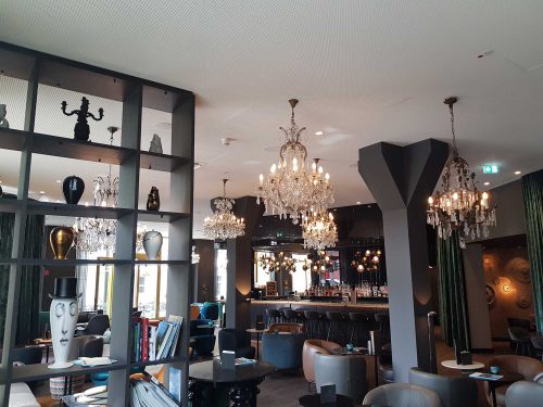 Bar und Lounge im Motel One Berlin-Ku’Damm mit Kristall Kronleuchtern