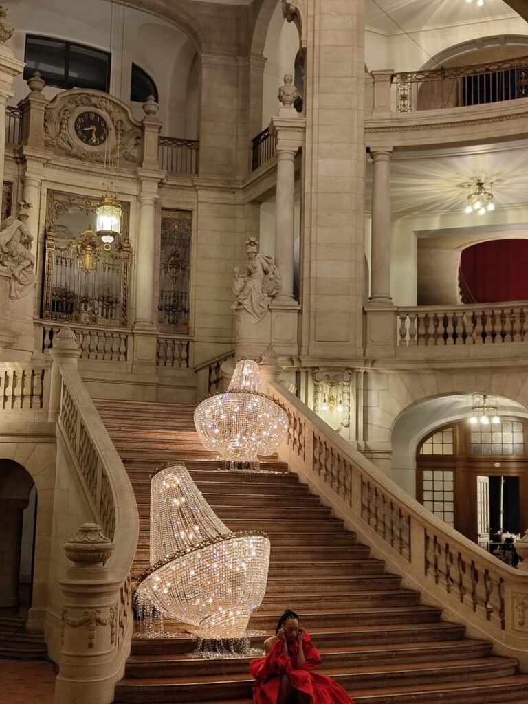 Zwei große Kristall Kronleuchter von Light Delux auf der Prunktreppe beim Werbe-Fotoshooting für Douglas